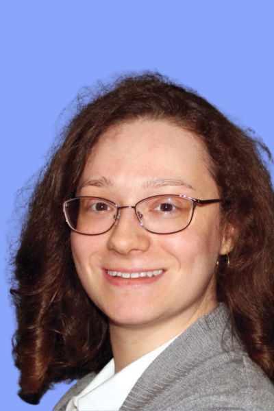 Laura Mills Headshot